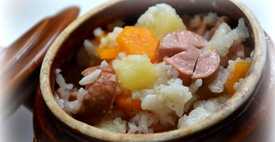 Картошка с рисом с сосисками в горшочке