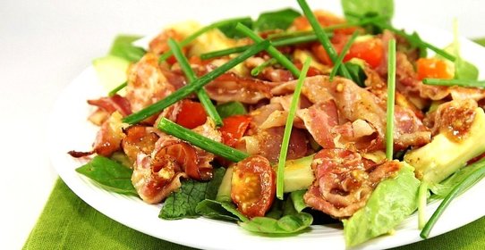 Салат из авокадо с беконом