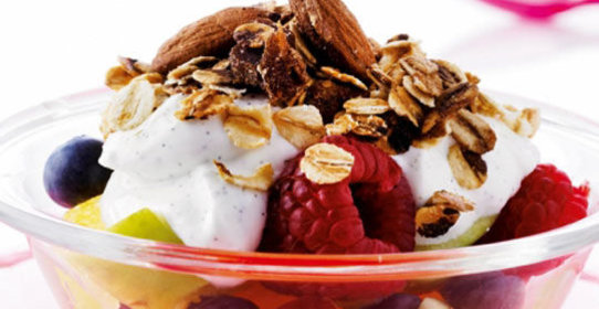 Фруктовый салат с хрустящими мюсли