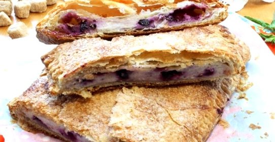 Слоеный пирог с творогом