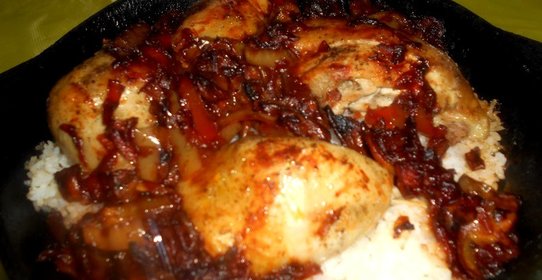 Курица с рисом под соусом с грибами