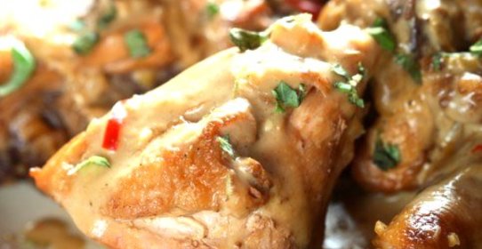 Курица в лимонно-медовом соусе с кедровыми орешками