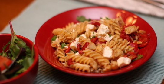 Паста с жареным перцем, луком, фетой и мятой