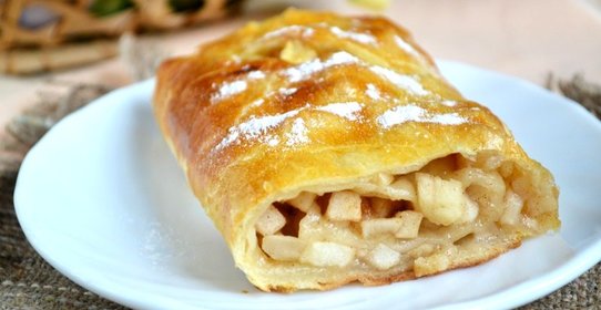 Яблочный штрудель из слоеного теста
