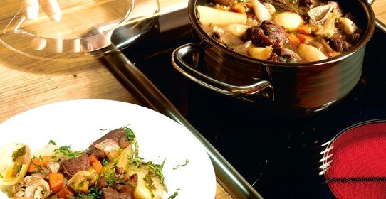 Баранина с репой и сладким луком в красном вине