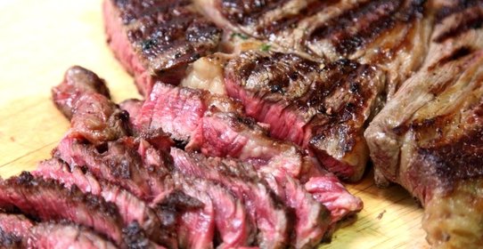 Говядина с картофельным пюре, шпинатом и ягодным соусом