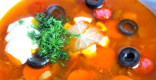 Солянка с лимоном и оливками