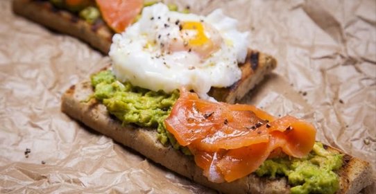 Тост с лососем, яйцом пашот и голландским соусом