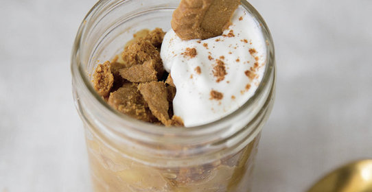 Яблоки с греческим йогуртом и пряным печеньем