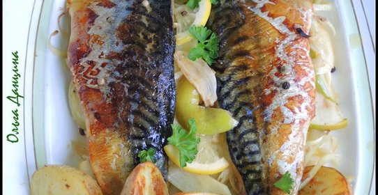 Скумбрия, запеченая с яблоками
