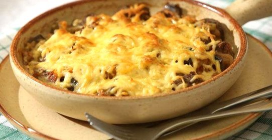 Рагу из баклажанов с говядиной под сырной корочкой