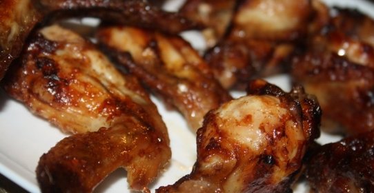 Острые куриные крылышки на мангале на шампурах