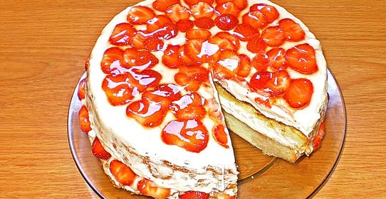 Бисквитный торт с клубникой