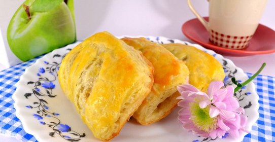 Слойки с яблочным вареньем