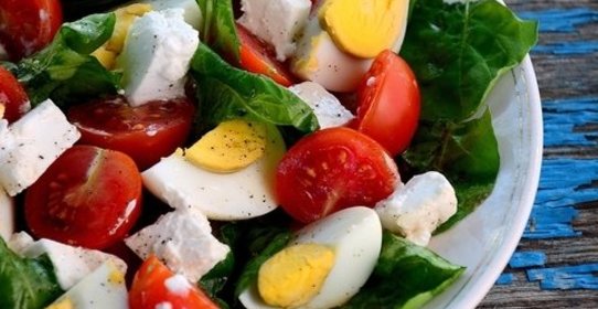 Салат с рукколой и помидорами черри