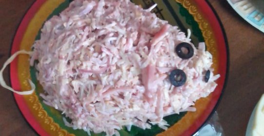 Салат Мышка с ветчиной, маринованным луком и яично-крахмальными блинчиками