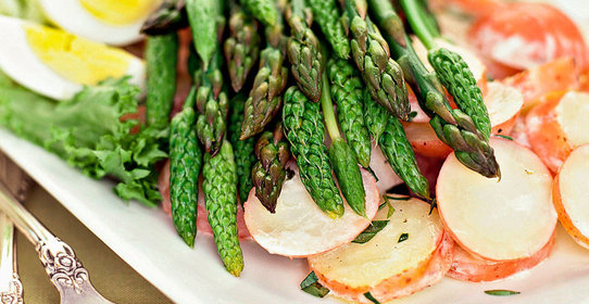 Салат из молодого картофеля и спаржи