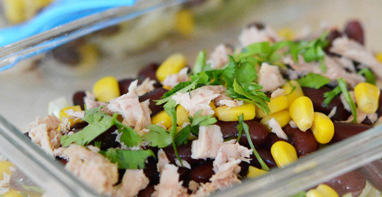 Салат с красной фасолью, кукурузой и тунцом