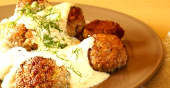 Куриные котлеты со сливочным соусом в микроволновой печи