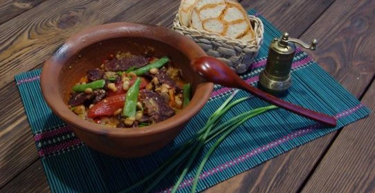 Рагу из бастурмы с фасолью, баклажанами и «дамскими пальчиками»