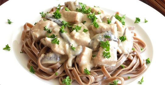Паста тальятелле с соусом из курицы и грибов