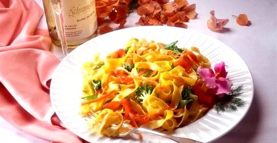 Вермишель с чили, брокколи и манго