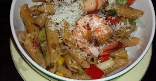 Цельнозерновые макароны с креветками и брокколи