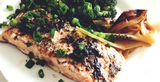 Семга на подушке из лука-порея