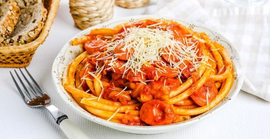 Спагетти с сосисками в томатном соусе