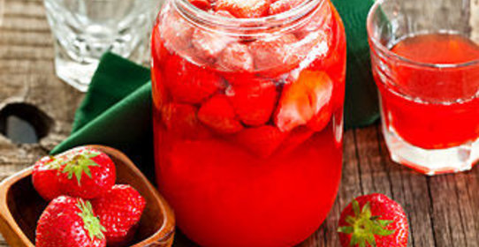 Клубника в соке красной смородины в мультиварке