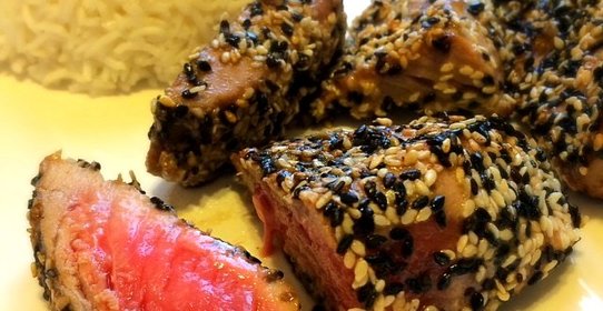 Стейк из тунца в кунжутной панировке