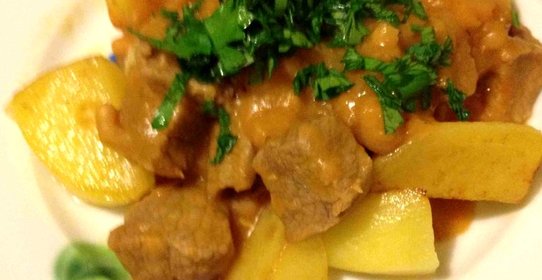 Тушеная говядина с фасолью и зеленью