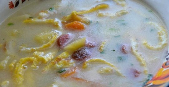 Манный суп с блинчиками и колбаской