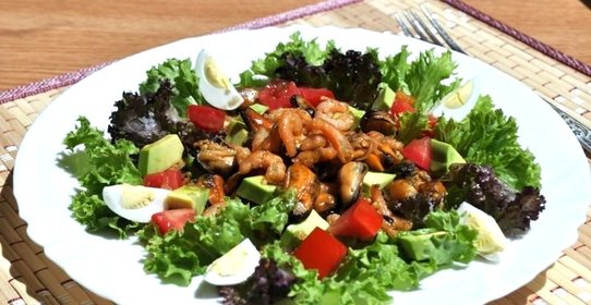 Салат с мидиями и креветками