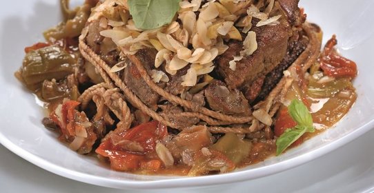 Тушеная говядина с миндалем