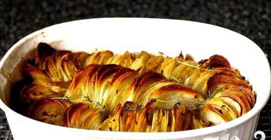 Запеченный картофель с луком и тимьяном