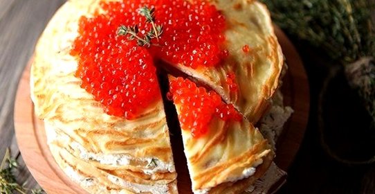 Блинный торт с лососем и сыром