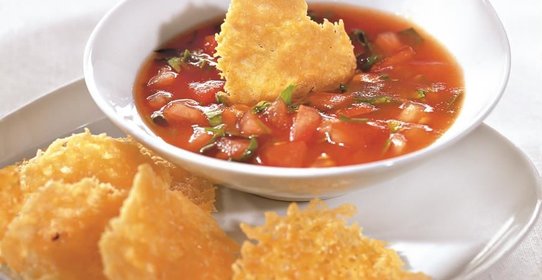 Вафли из пармезана с томатным соусом