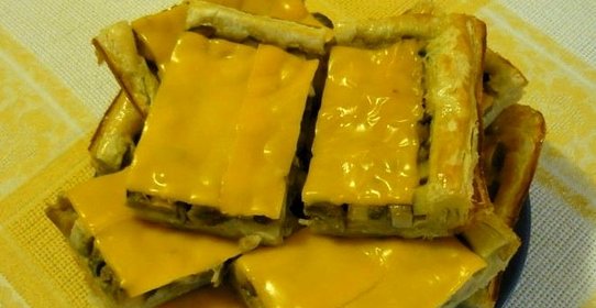 Пирог с грибами и сыром