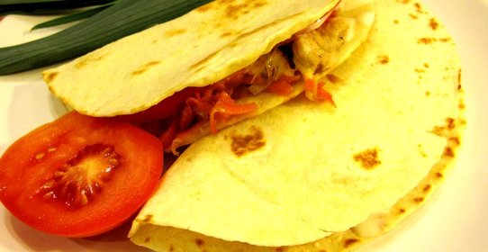 Тортилья с курицей и овощами