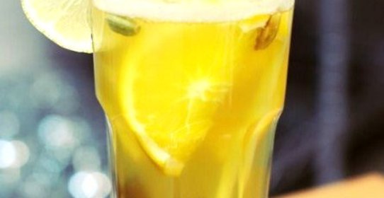 Согревающий пунш с имбирем и лимонным сорго