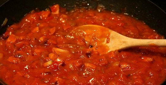 Паппарделле с сосисками, томатами, грибами и базиликом