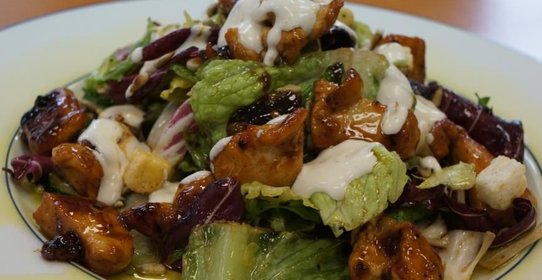 Куриный салат со сладким соусом чили