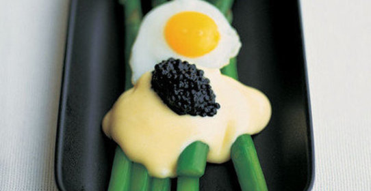 Спаржа с перепелиными яйцами под голландским соусом