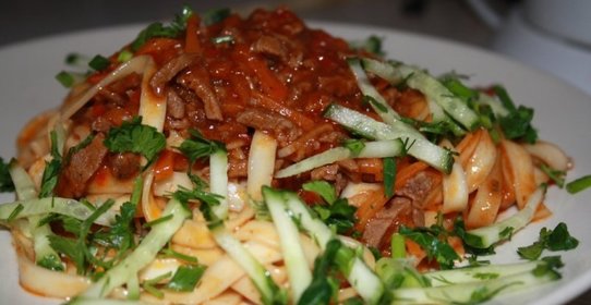 Лапша Удон с телятиной, овощами и томатным соусом