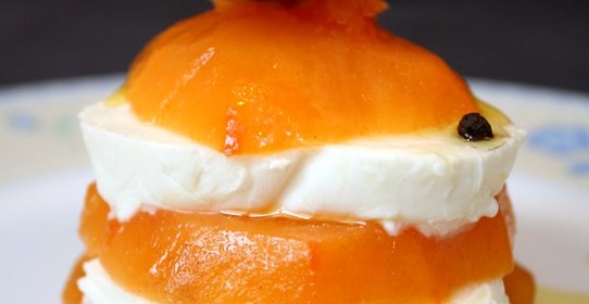 Хурма с моцареллой