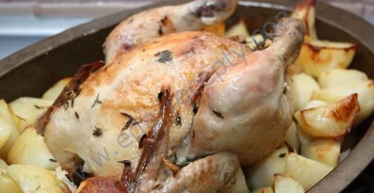 Курица запеченная целиком с картофелем и тимьяном