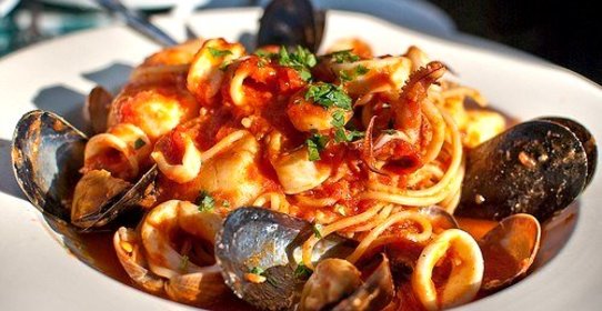 Паста с морепродуктами в томатном соусе