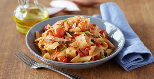 Томатная паста с помидорами черри и луком шалот