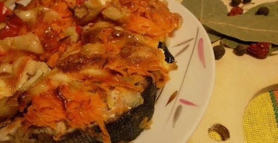 Стейки горбуши, запеченные с овощами